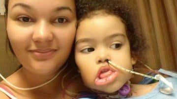 Melyssa junto a su madre después de la operación del tumor