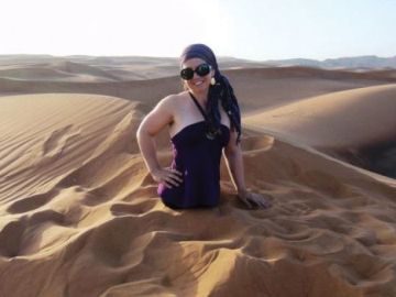 La joven Jennifer Bricker en el desierto