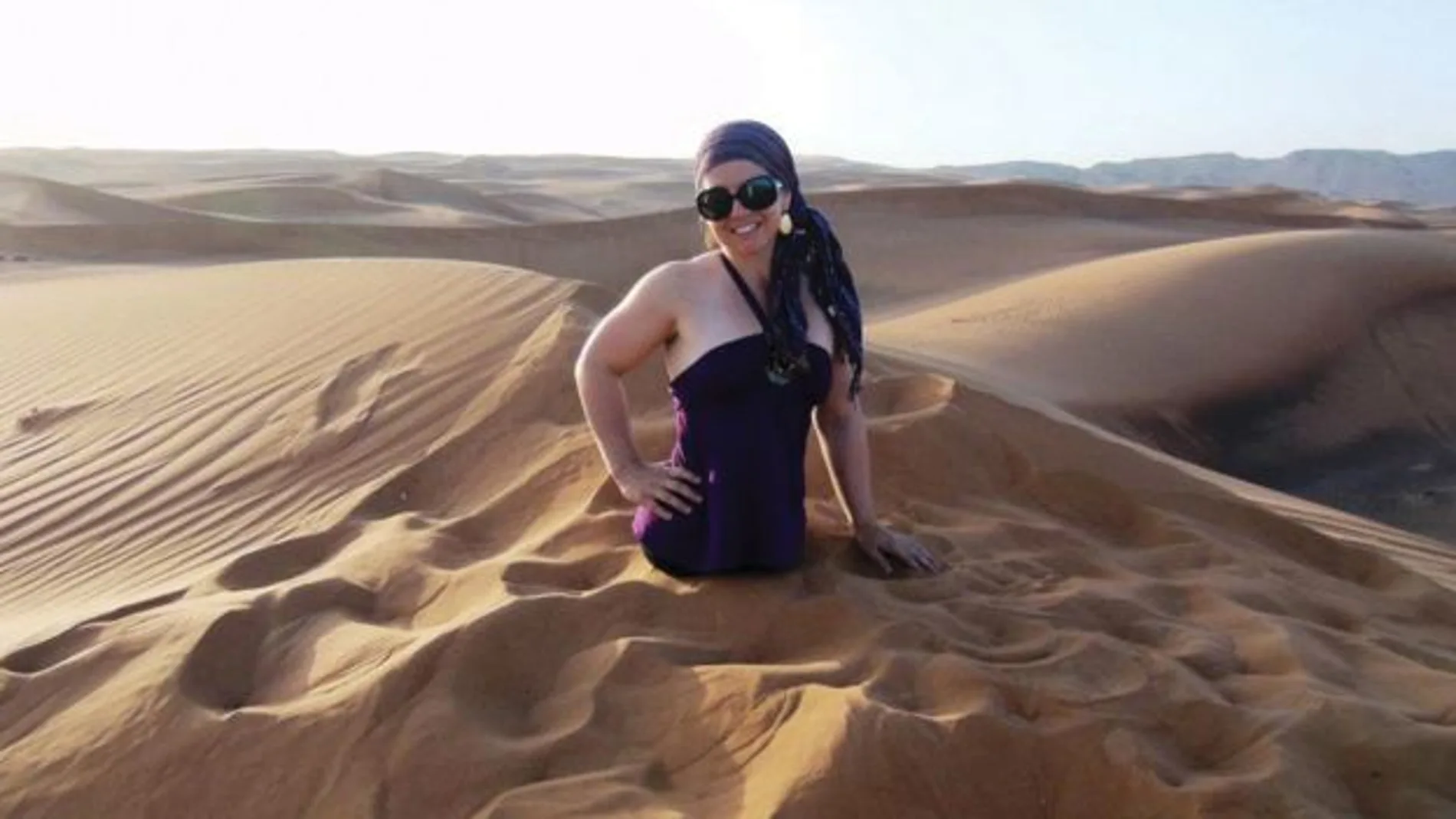 La joven Jennifer Bricker en el desierto La joven Jennifer Bricker en el desierto