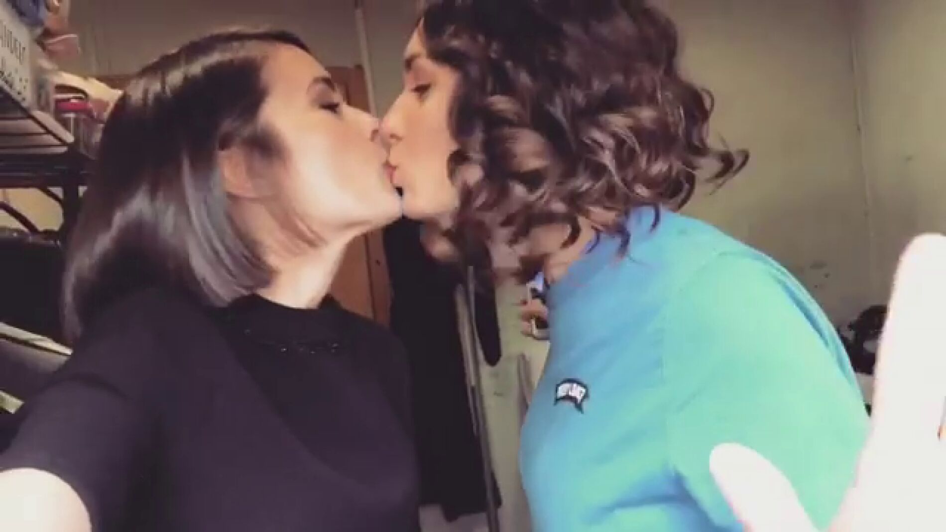 Yara y Giulia felicitan a Puente Viejo por sus 1.500 episodios
