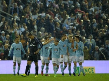 Los jugadores del Celta celebran un gol al Madrid