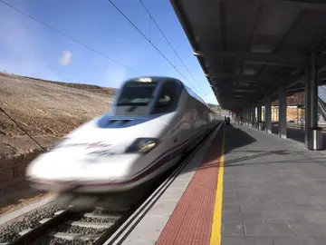 Tren de AVE a su paso por la estación del AVE "Cuenca Fernando Zóbel" Tren de AVE a su paso por la estación del AVE "Cuenca Fernando Zóbel"