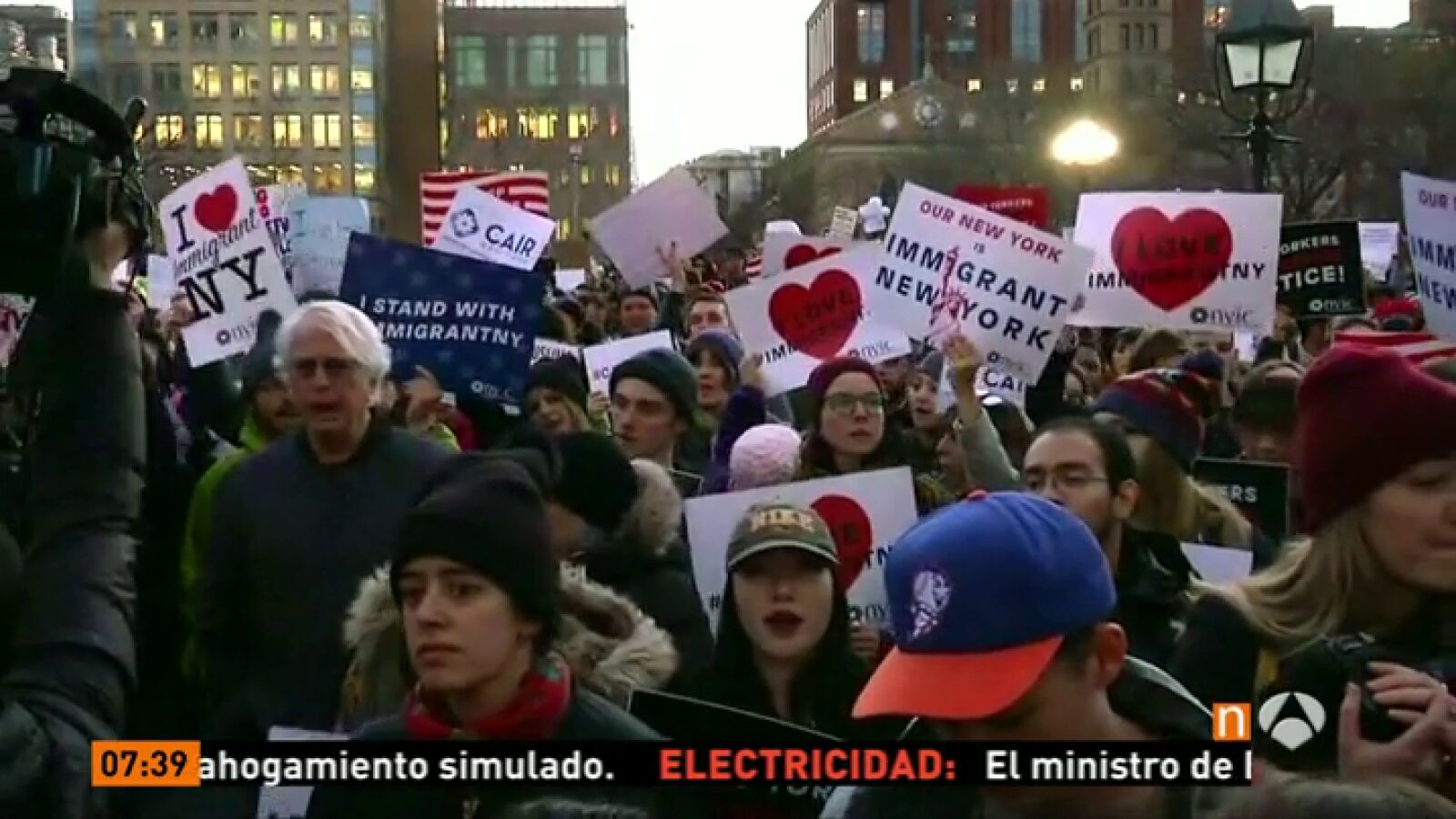 Miles de personas se manifiestan en distintas ciudades de EEUU para protestar por las decisiones de Trump