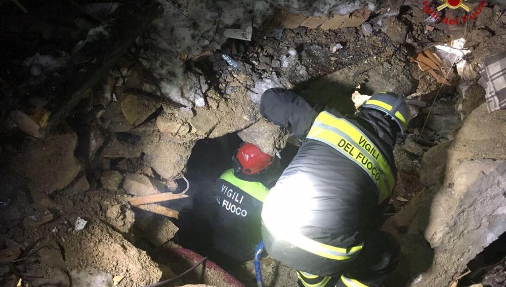 Varios bomberos en las labores de rescate y búsqueda tras la avalancha en el hotel Rigopiano en Farindola (Italia)