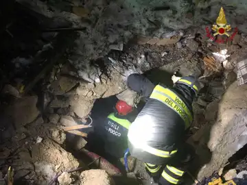 Varios bomberos en las labores de rescate y búsqueda tras la avalancha en el hotel Rigopiano en Farindola (Italia) Varios bomberos en las labores de rescate y búsqueda tras la avalancha en el hotel Rigopiano en Farindola (Italia)