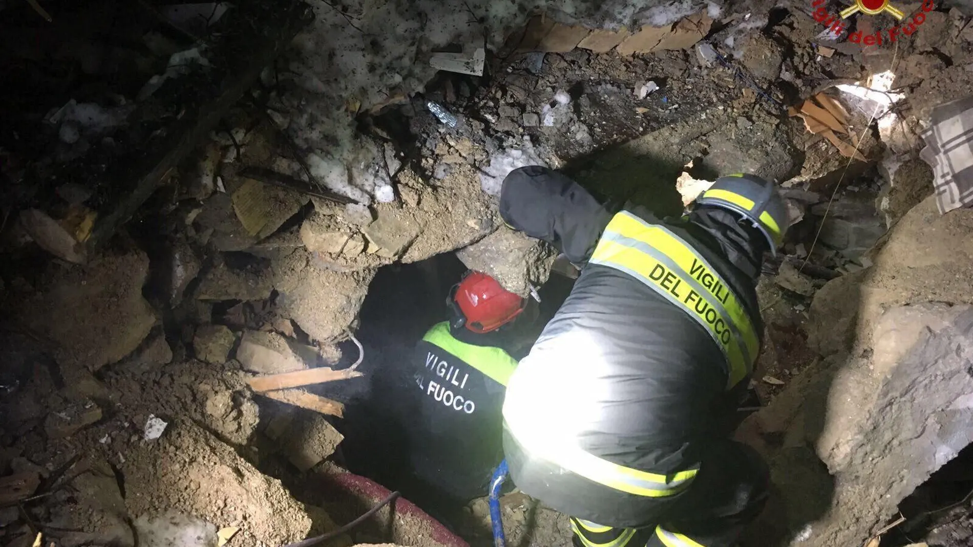 Varios bomberos en las labores de rescate y búsqueda tras la avalancha en el hotel Rigopiano en Farindola (Italia) Varios bomberos en las labores de rescate y búsqueda tras la avalancha en el hotel Rigopiano en Farindola (Italia)