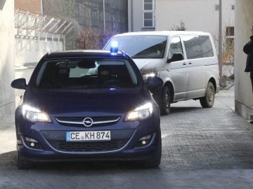 Vehículos policiales en la Audiencia Territorial de Celle en Alemania,