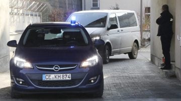 Vehículos policiales en la Audiencia Territorial de Celle en Alemania,
