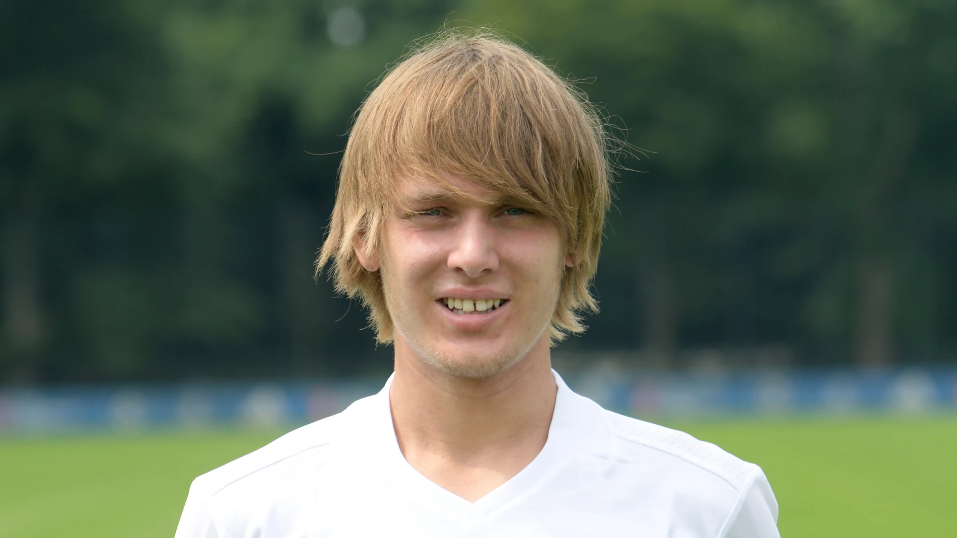 Halilovic posando con la camiseta del Hamburgo Halilovic posando con la camiseta del Hamburgo