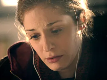 Alguien amenaza a Lara: "Deja de investigar o tu novia morirá" Alguien amenaza a Lara: "Deja de investigar o tu novia morirá"