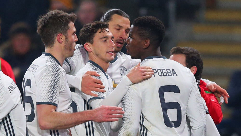 El Manchester United celebrando el gol de Pogba