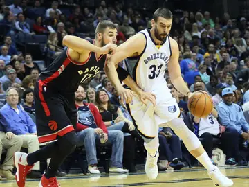 Marc Gasol bota el balón ante la defensa de los Toronto Raptors Marc Gasol bota el balón ante la defensa de los Toronto Raptors