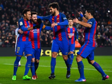 Neymar, Messi, André Gomes y Suárez celebran un gol ante la Real Sociedad