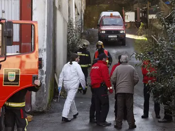 Bomberos y agentes de la Ertzaintza, en las inmediaciones de la fábrica en desuso donde se ha producido el incendio Bomberos y agentes de la Ertzaintza, en las inmediaciones de la fábrica en desuso donde se ha producido el incendio