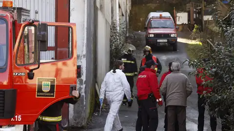 Bomberos y agentes de la Ertzaintza, en las inmediaciones de la fábrica en desuso donde se ha producido el incendio Bomberos y agentes de la Ertzaintza, en las inmediaciones de la fábrica en desuso donde se ha producido el incendio