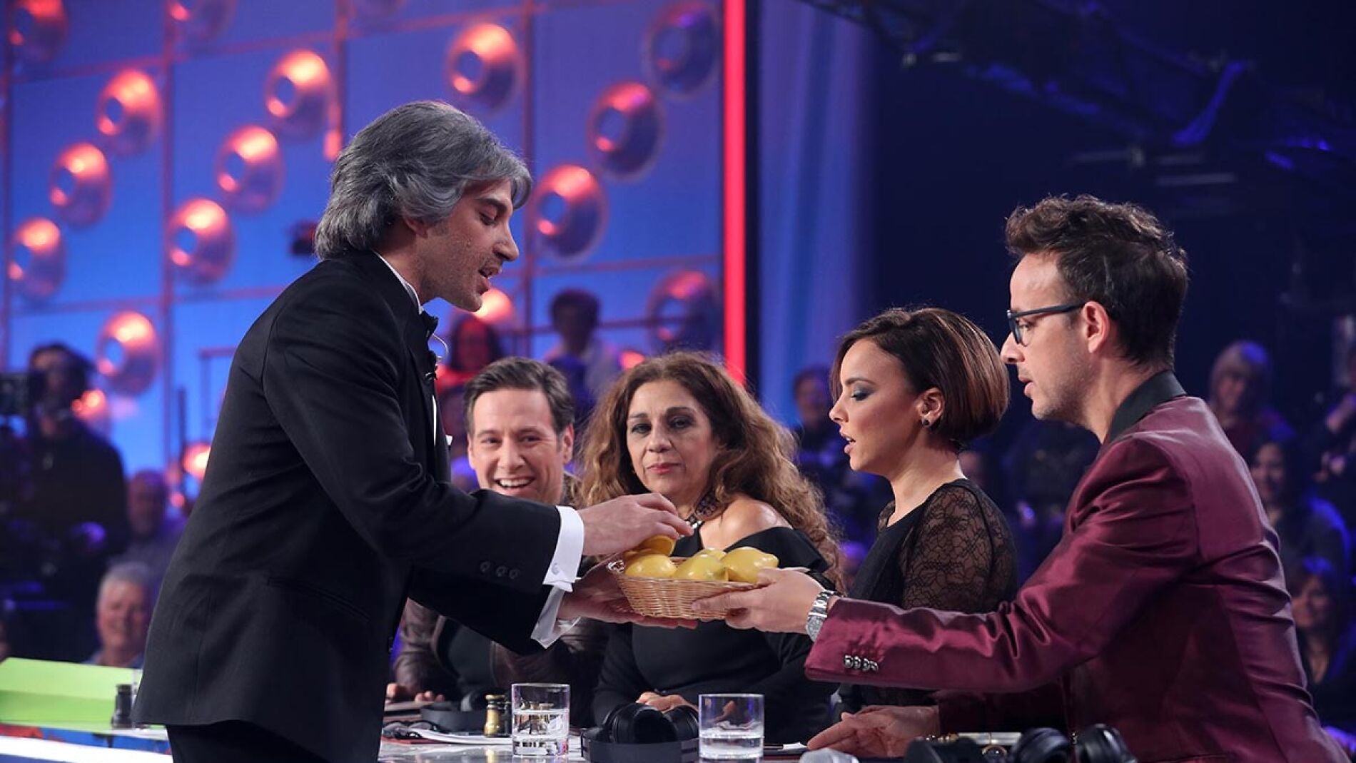 Blas Cant&oacute; intenta llegar al nivel de Arturo Valls imitando a Shakira