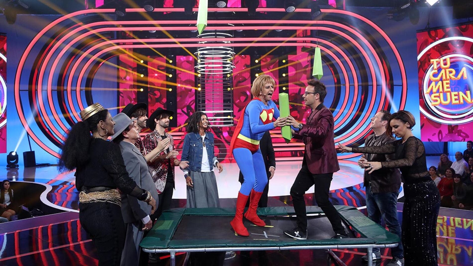 Yolanda Ramos pone a saltar en una cama el&aacute;stica a &Agrave;ngel Ll&agrave;cer