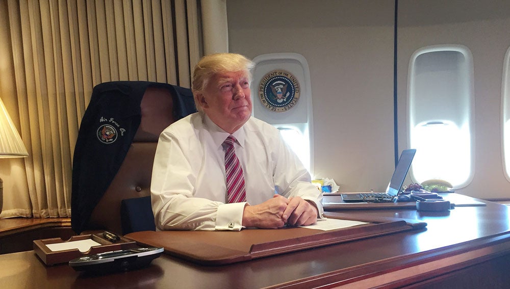 Trump en el avión presidencial