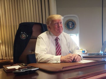 Trump en el avión presidencial