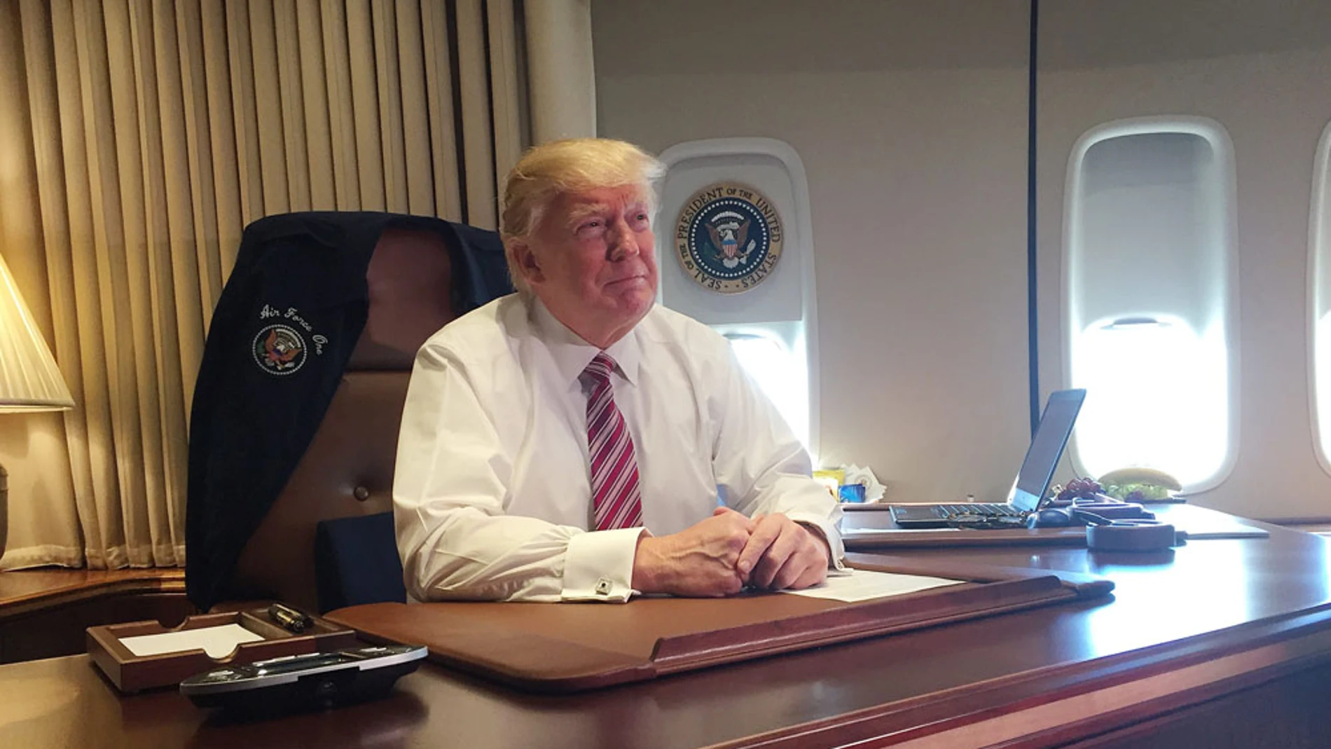 Trump en el avión presidencial Trump en el avión presidencial