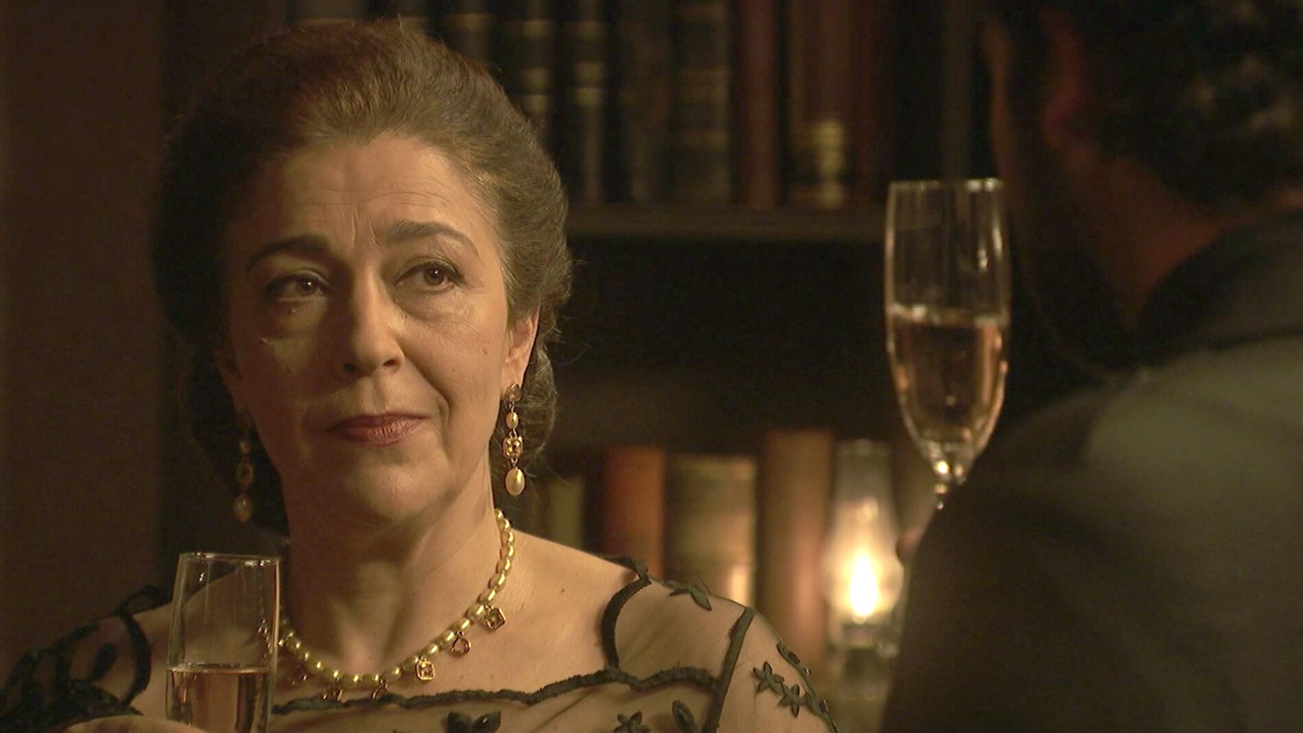 Francisca y Garrigues brindan por las desgracias de los Santacruz