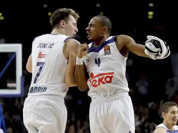 Doncic y Drapper celebran el último mate del esloveno. Doncic y Drapper celebran el último mate del esloveno.