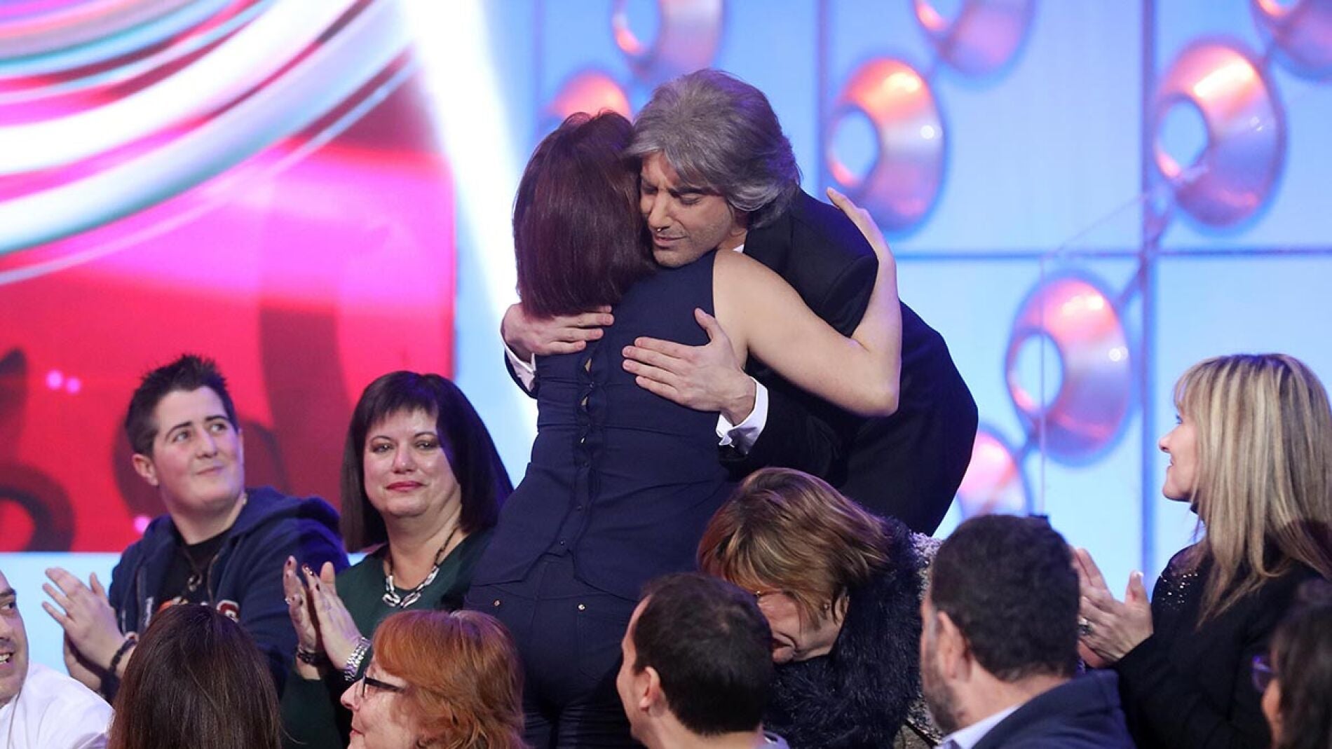 Blas Cant&oacute; emociona a su madre tras su actuaci&oacute;n