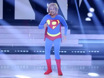 Yolanda Ramos se enfunda un traje se superhéroe para interpretar “Ça plane pour moi”, de Plastic Bertrand Yolanda Ramos se enfunda un traje se superhéroe para interpretar “Ça plane pour moi”, de Plastic Bertrand
