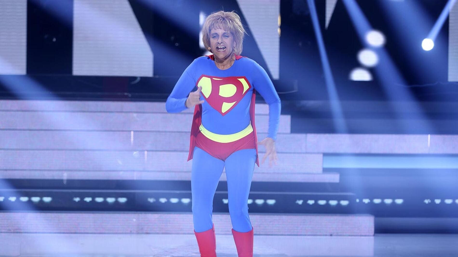 Yolanda Ramos se enfunda un traje se superh&eacute;roe para interpretar &ldquo;&Ccedil;a plane pour moi&rdquo;, de Plastic Bertrand