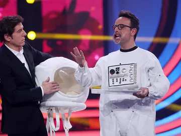 Un peculiar astronauta se cuela en el plató de ‘Tu cara me suena’ Un peculiar astronauta se cuela en el plató de ‘Tu cara me suena’
