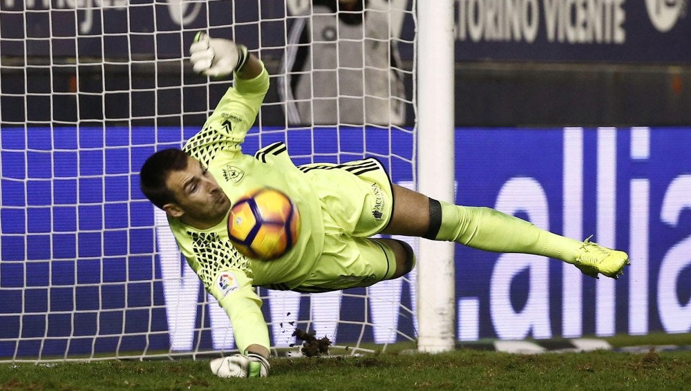 Mario detiene un penalti ante el Málaga