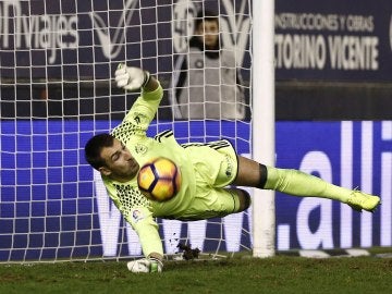 Mario detiene un penalti ante el Málaga