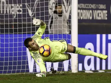 Mario detiene un penalti ante el Málaga Mario detiene un penalti ante el Málaga