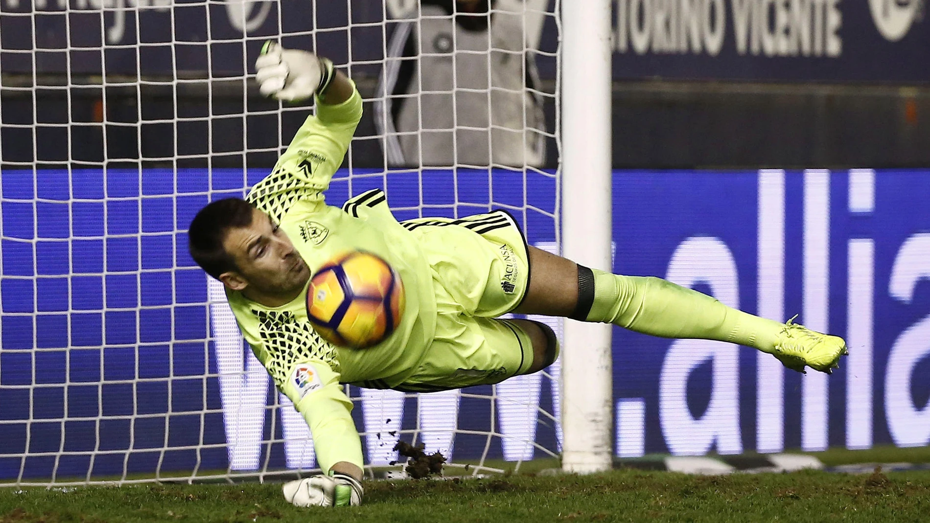 Mario detiene un penalti ante el Málaga Mario detiene un penalti ante el Málaga