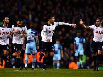 Los jugadores del Tottenham celebra un gol