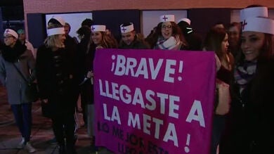 Los 13.000 estudiantes del MIR celebran el fin de un año de encierro y estudio tras cinco horas de examen