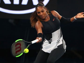 Serena Williams golpea la bola en el Open de Australia