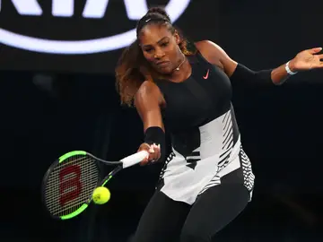 Serena Williams golpea la bola en el Open de Australia Serena Williams golpea la bola en el Open de Australia