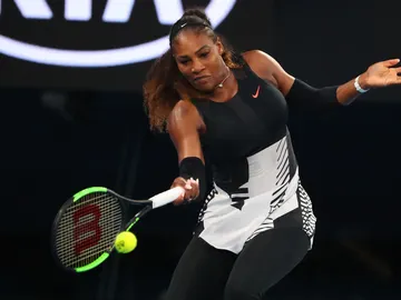 Serena Williams golpea la bola en el Open de Australia Serena Williams golpea la bola en el Open de Australia