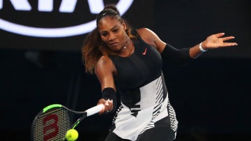 Serena Williams golpea la bola en el Open de Australia