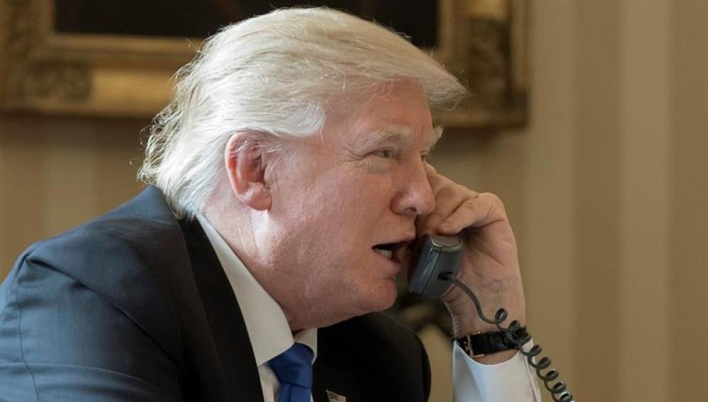 Donald Trump mantiene una conversación telefónica