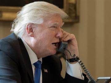 Donald Trump mantiene una conversación telefónica