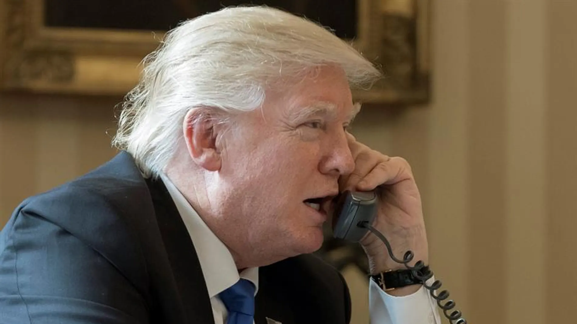 Donald Trump mantiene una conversación telefónica Donald Trump mantiene una conversación telefónica