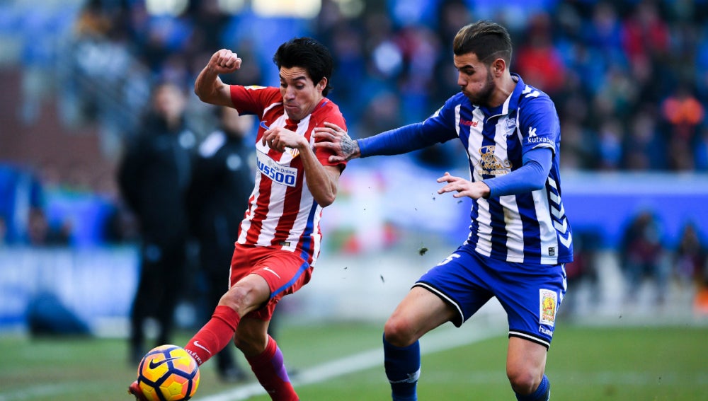 Theo Hernández puja con Gaitán