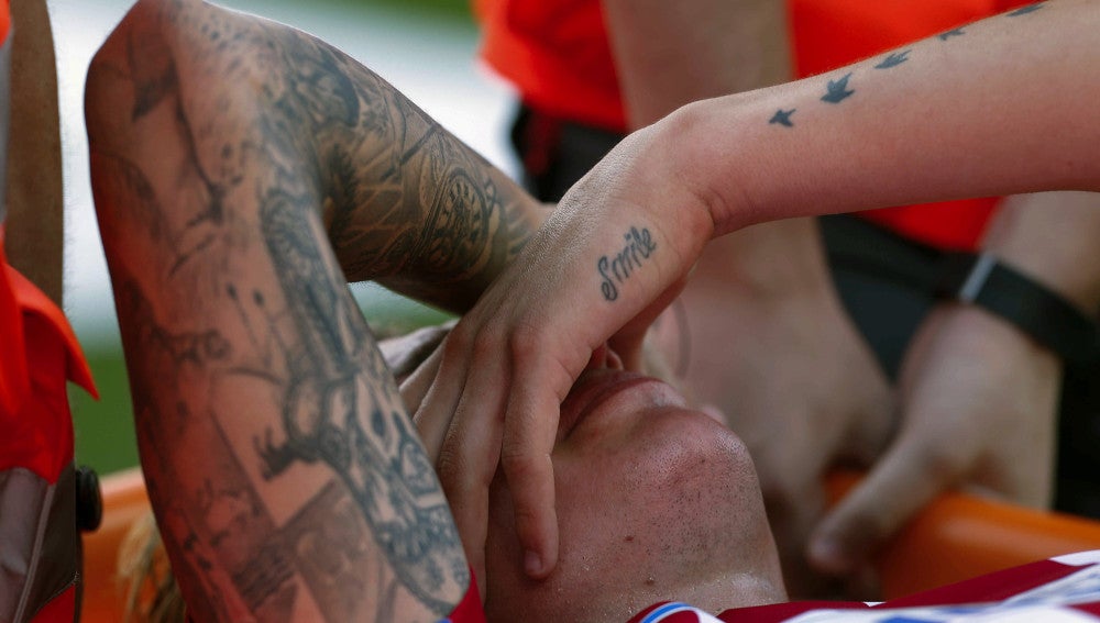 Giménez abandona el campo