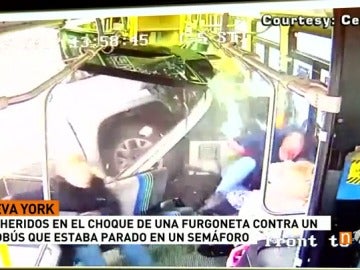 Impresionante impacto de una camioneta contra un autobús en EEUU