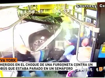 Impresionante impacto de una camioneta contra un autobús en EEUU Impresionante impacto de una camioneta contra un autobús en EEUU