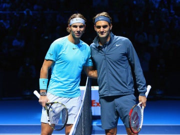 Rafa Nadal y Roger Federer posan antes de jugar un partido