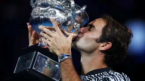Roger Federer besa el trofeo del Open de Australia Roger Federer besa el trofeo del Open de Australia