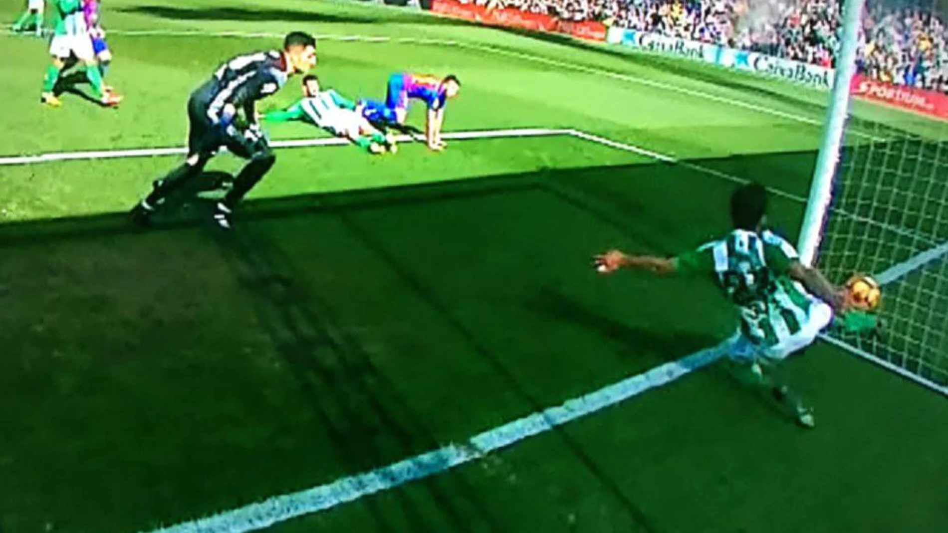 El autogol del Betis que debió subir al marcador ante el Barça El autogol del Betis que debió subir al marcador ante el Barça